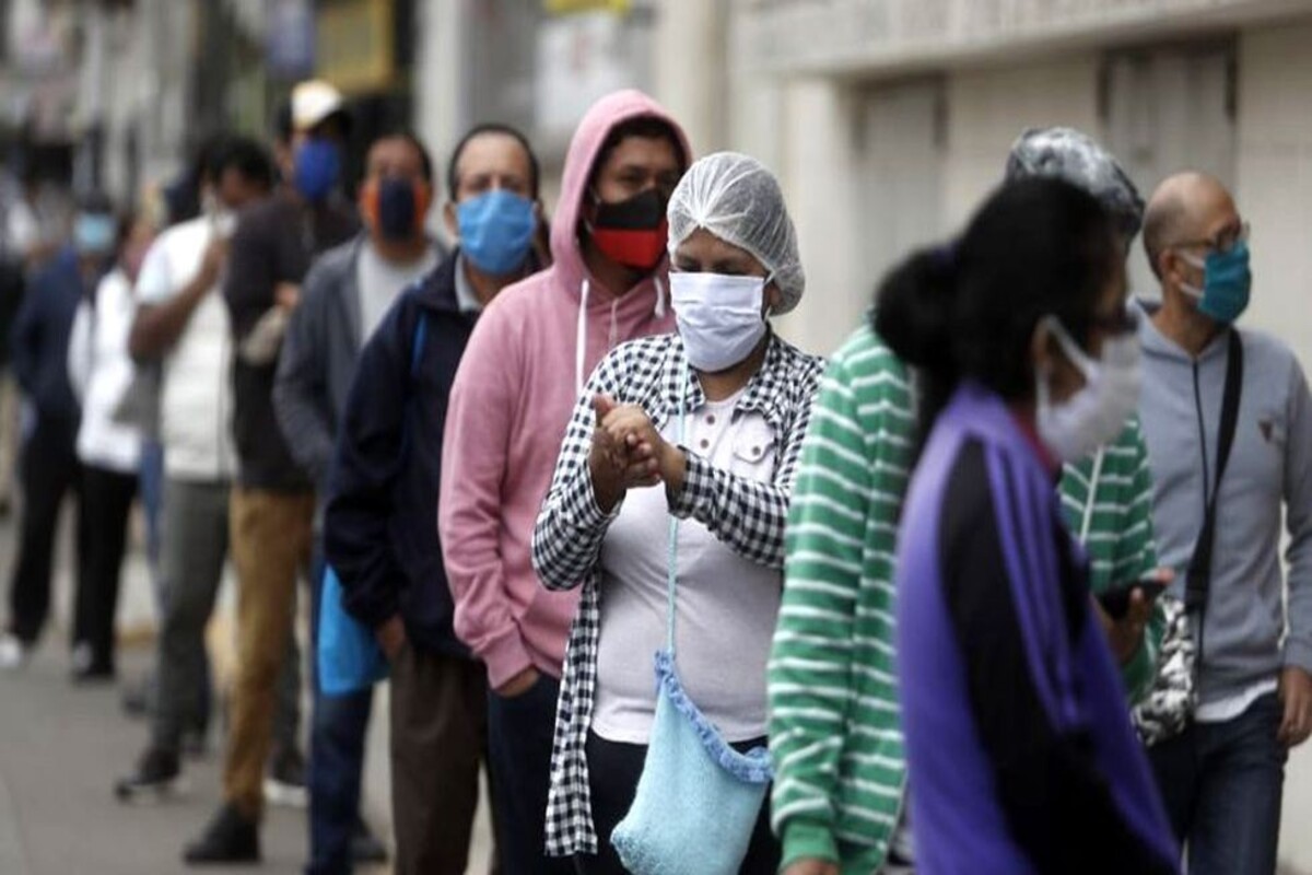 Fila de personas esperando en Lima durante la pandemia